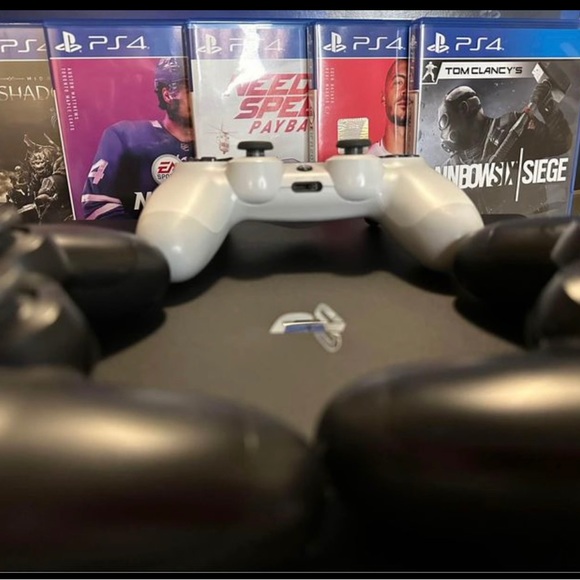 PS4 Pro - Picture 3 of 9